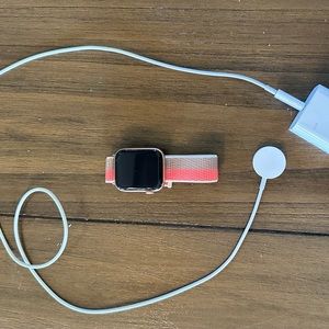 Apple Watch SE GPS, 44mm Gold Aluminum Case